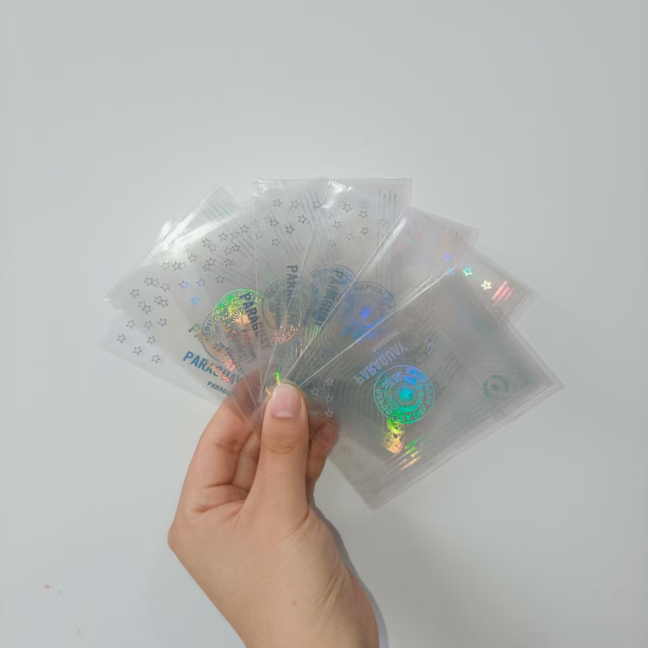 تقوم JOJO Pack بشحن ملصقات بطاقات ثلاثية الأبعاد شفافة إلى باراجواي