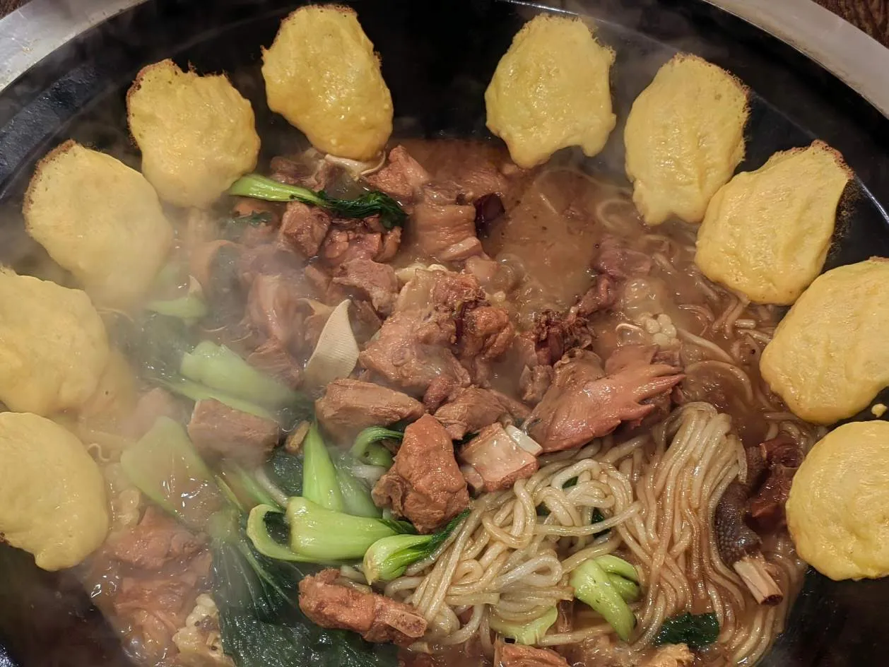 يقدم المدير الرجال وجبات إضافية للمجاهدين