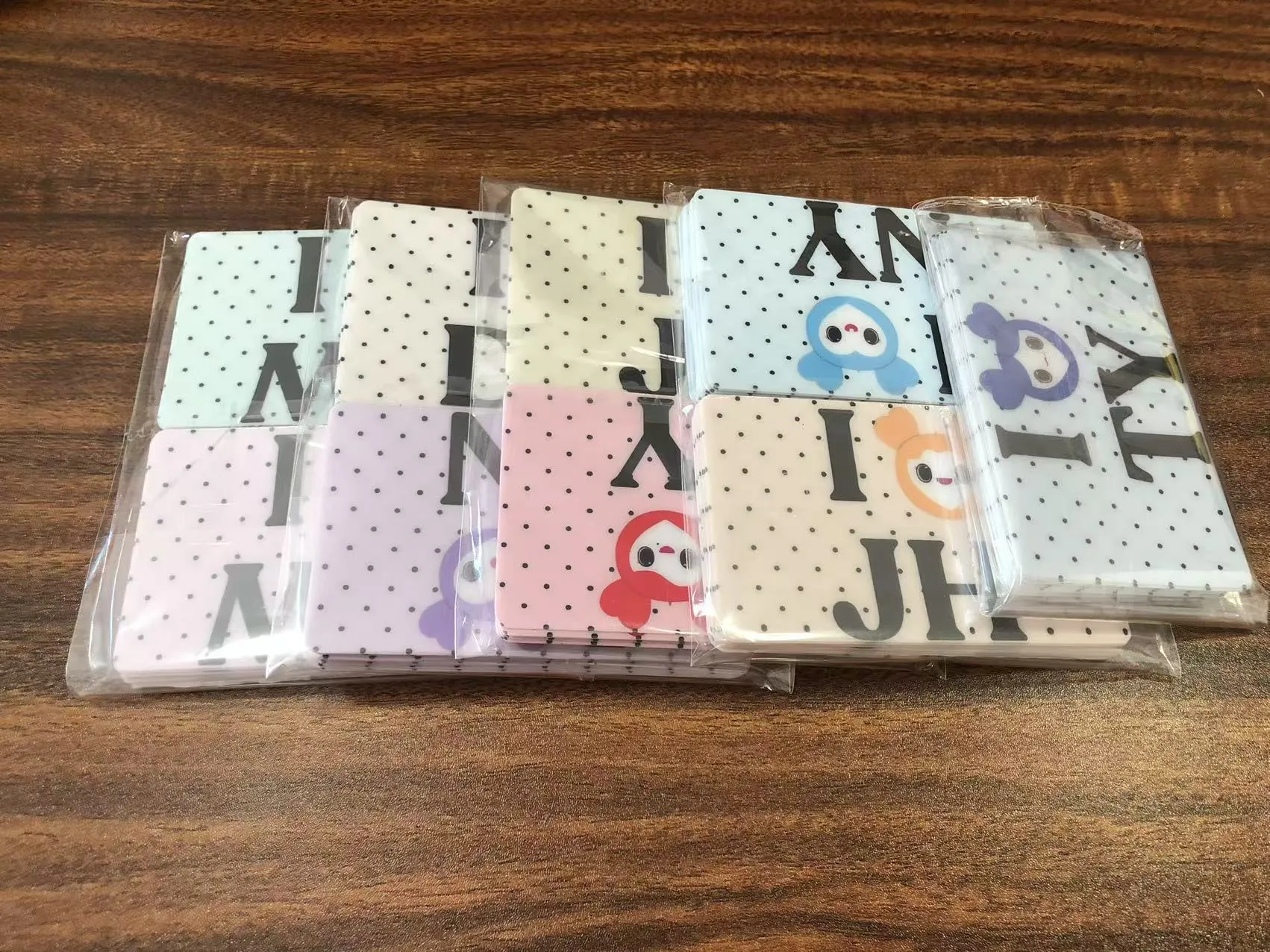 تقوم JOJO Pack بشحن ملصقات غطاء بطاقة الائتمان إلى عملاء الولايات المتحدة