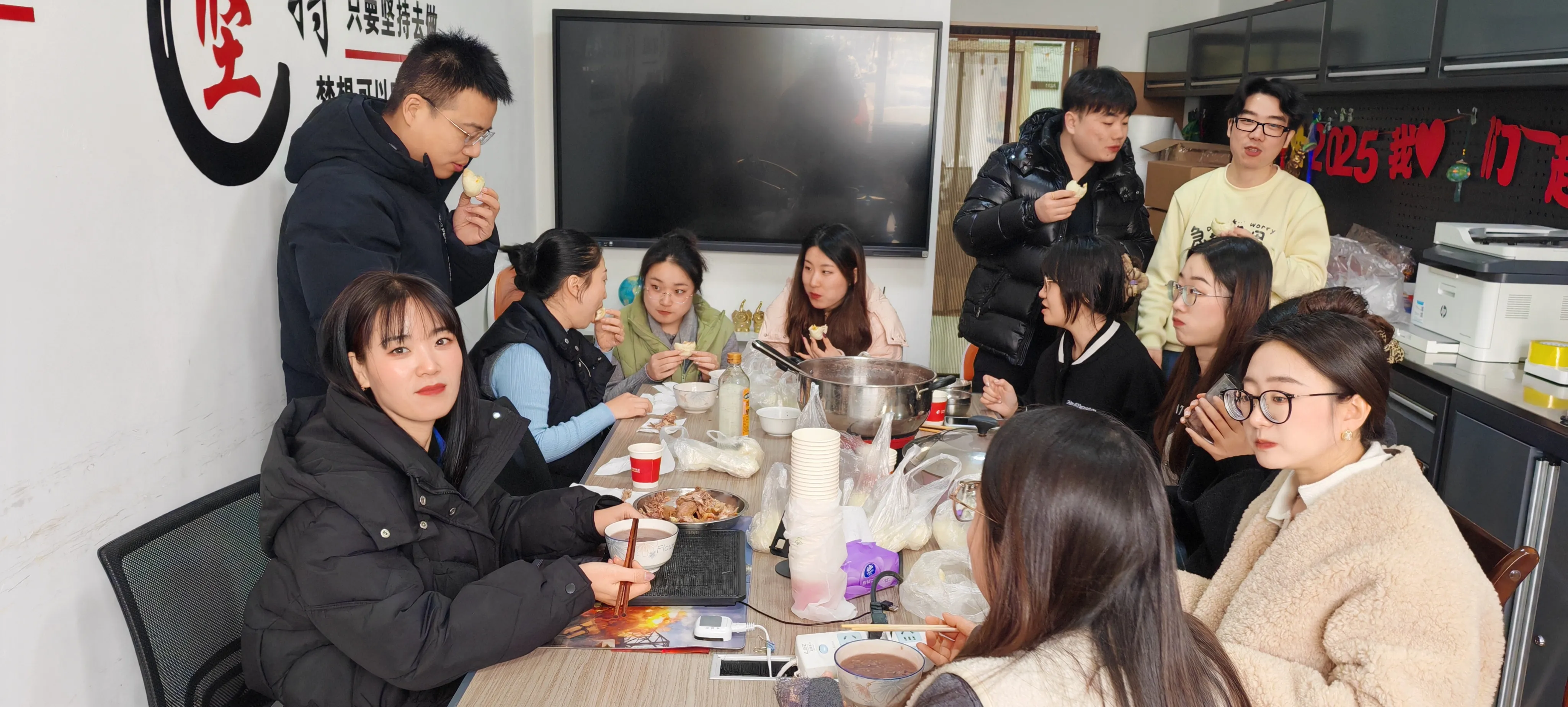 طعم التقاليد والتمنيات الدافئة في JOJO Pack