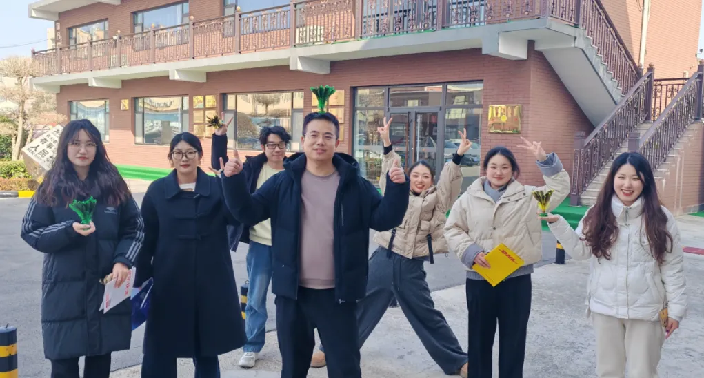 استراحة غداء قصيرة تنشط المكتب من خلال متعة لعبة الريشة