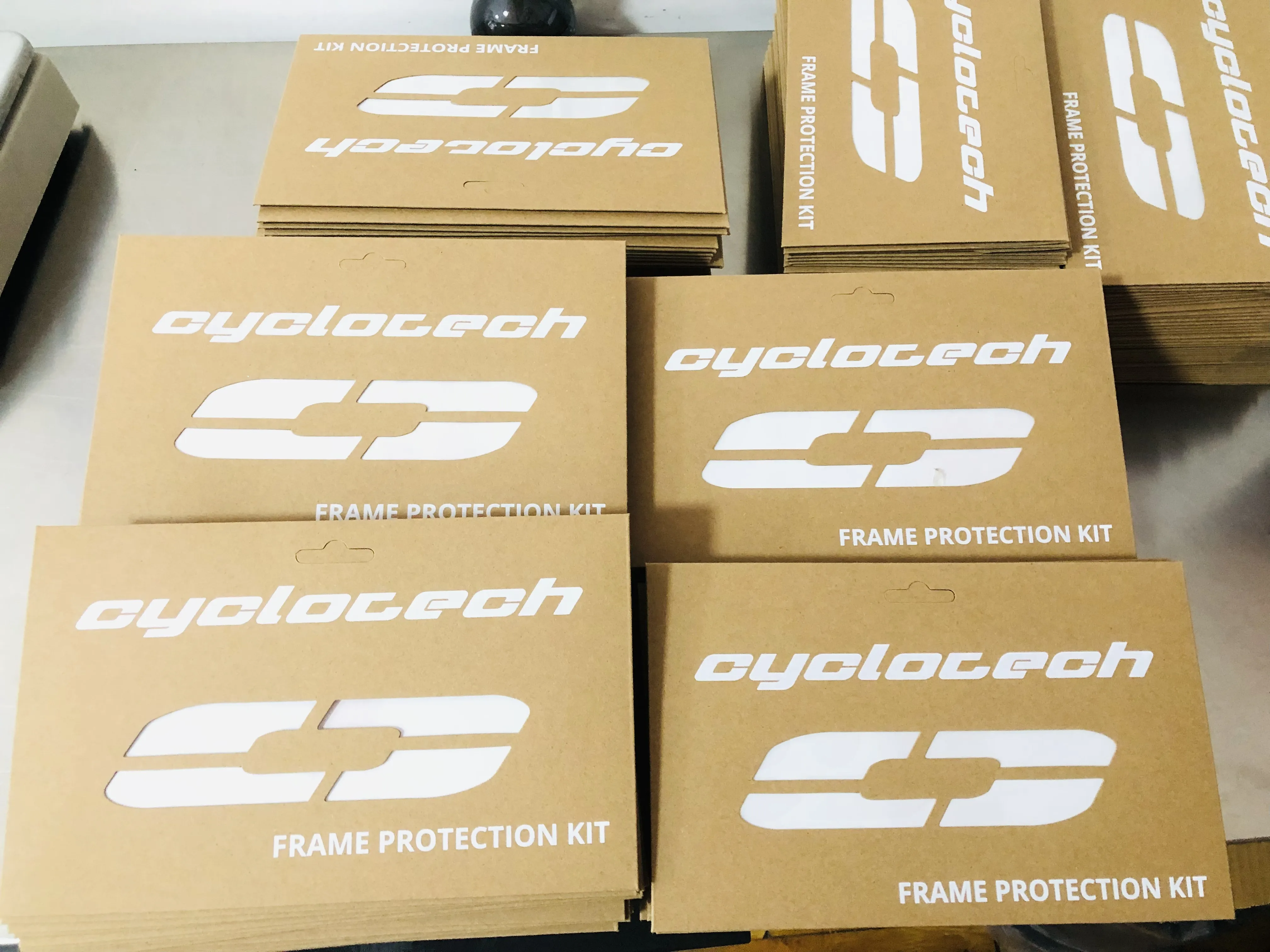 يتم الآن شحن ملصقات إطار الدراجة إلى هولندا